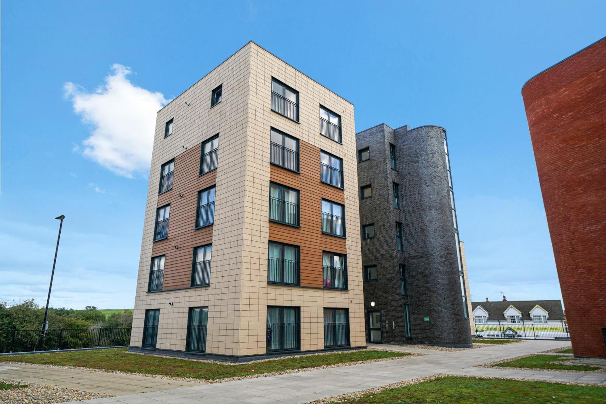 One And Two Bed Apartments Slough Near Heathrow Colnbrook Exterior foto