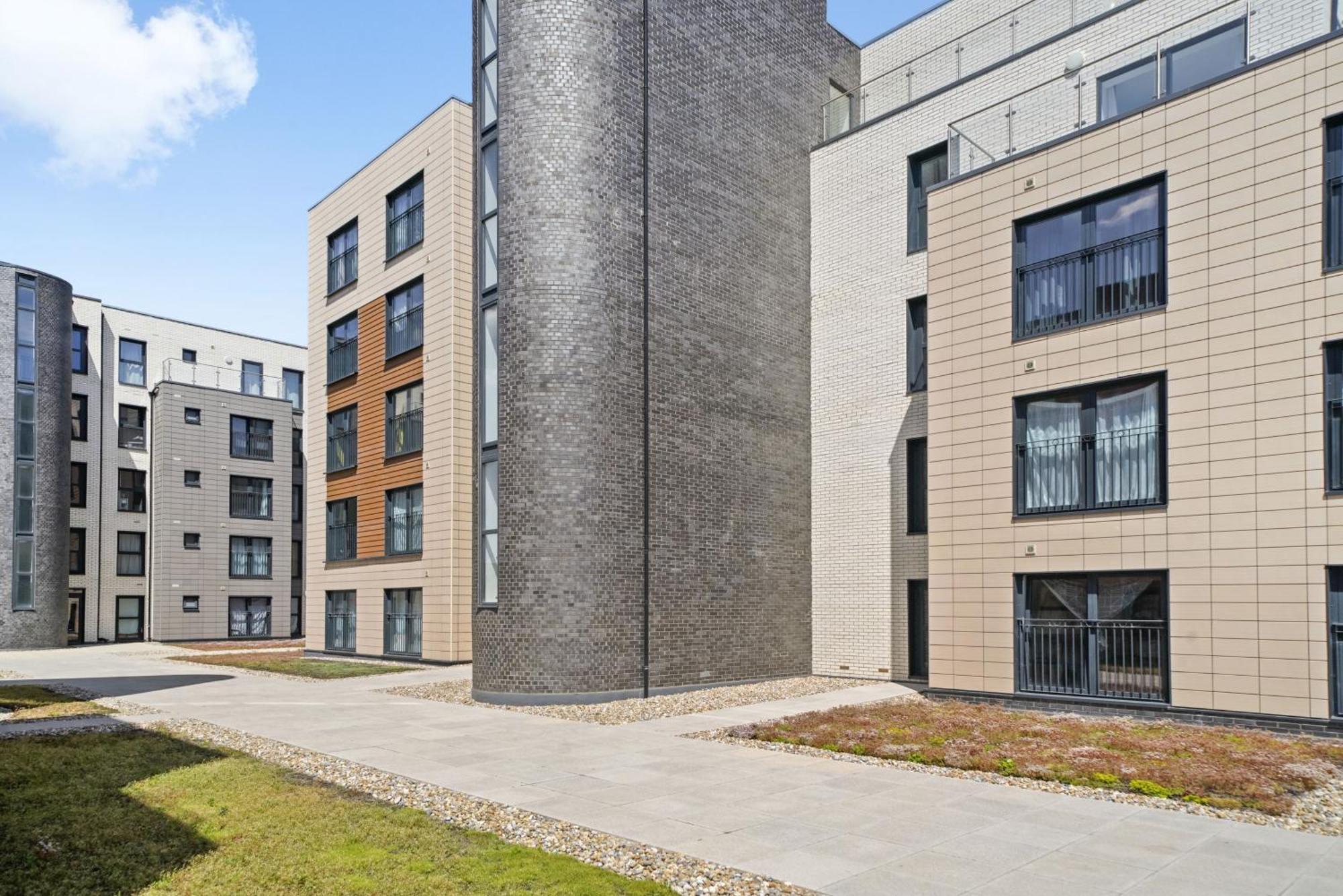 One And Two Bed Apartments Slough Near Heathrow Colnbrook Exterior foto