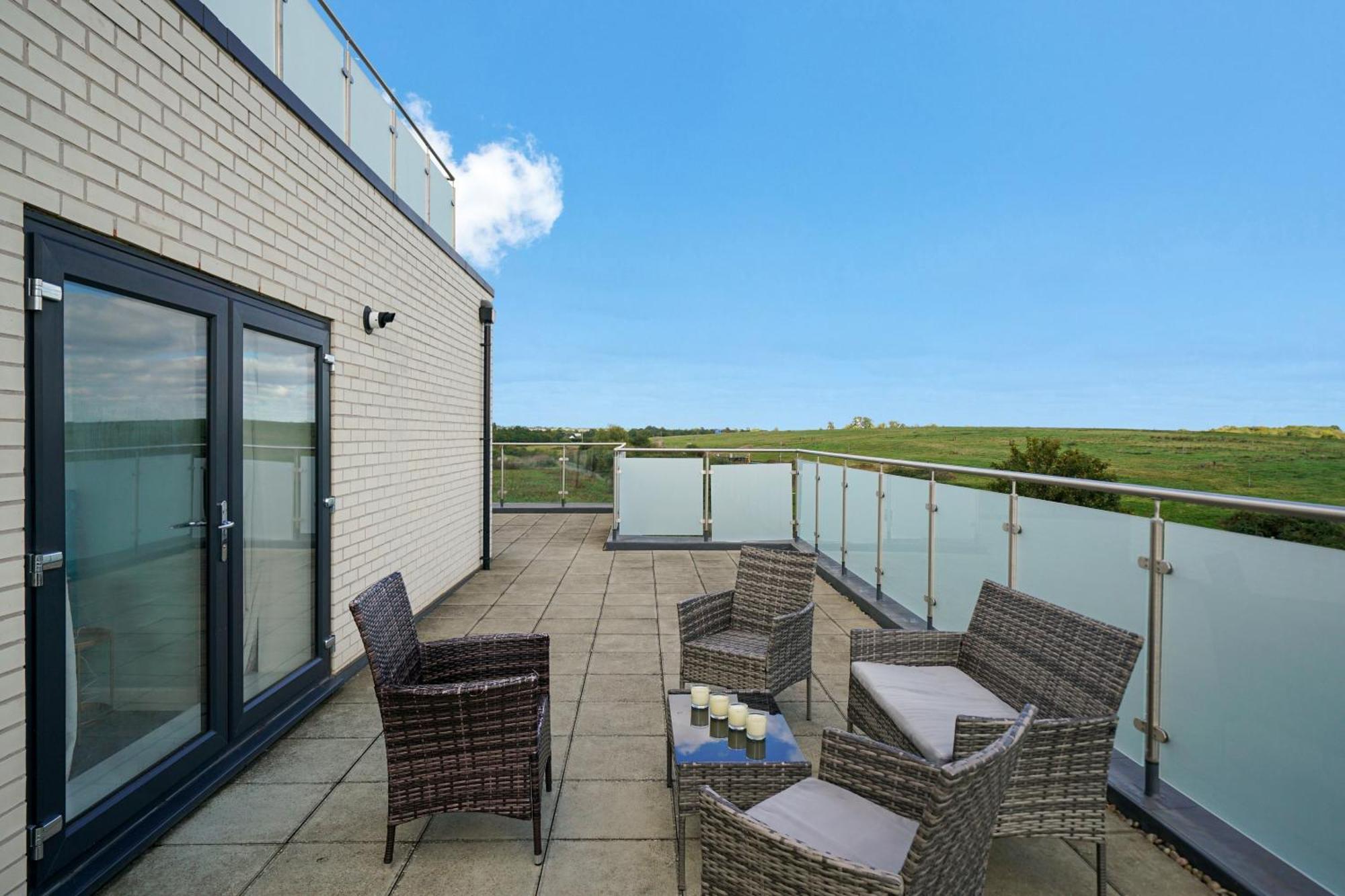 One And Two Bed Apartments Slough Near Heathrow Colnbrook Exterior foto
